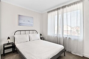 3 bedrooms, desk, iron/ironing board, WiFi - Family Friendly 3-Bed with Courtyard & Parking (Moonee Ponds)