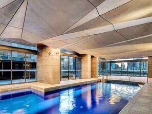 Indoor pool - Melbourne CBD 2Bed with Gym, Sauna & Pool Access (Melbourne)