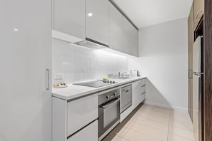 Frigorifero, microonde, forno, piano cottura