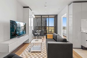 TV, offices - Melbourne CBD 2Bed with Gym, Sauna & Pool Access (Melbourne)