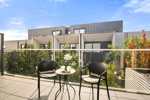 Outdoor dining - Bright 1BR Apartment Near Maribyrnong River (Ascot Vale)