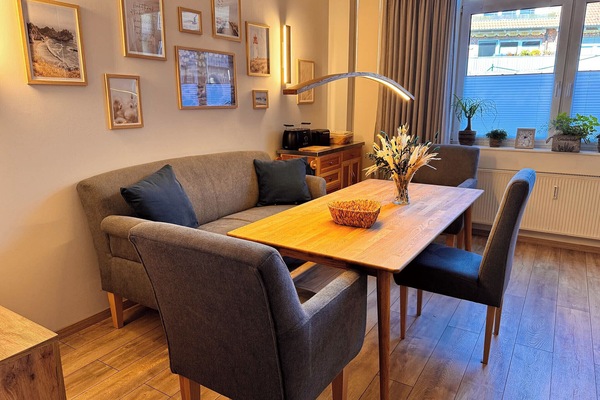 Ferienwohnung II, 85 m², 1-4 Pers.-der gemütliche Bereich mit Esstisch und Tageslicht