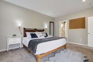 4 habitaciones, escritorio y tabla de planchar con plancha