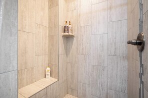 Dusche, Haartrockner, Handtücher, Shampoo