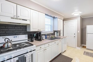 Fridge, microwave, oven, stovetop - Spacious Depot Town 6BR Multi-Unit! (Ypsilanti)