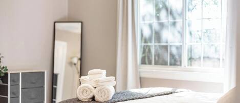 6 bedrooms, desk, iron/ironing board, travel crib