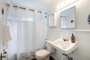 Shower, hair dryer, towels - Spacious Depot Town 6BR Multi-Unit! (Ypsilanti)