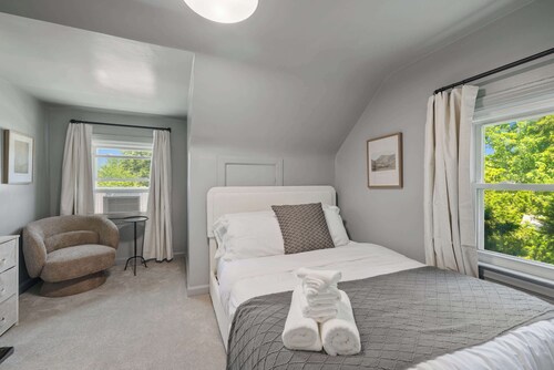 Spacious Depot Town 6BR Multi-Unit!