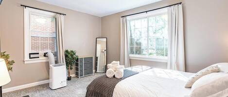 6 chambres, bureau, fer et planche à repasser, lit parapluie