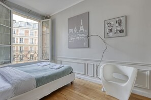 5 bedrooms, iron/ironing board, travel crib, WiFi - Wonderful & Large Flat in the 7th - Eiffel Tower (Paris)