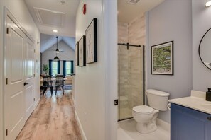 Dusche, Haartrockner, Handtücher