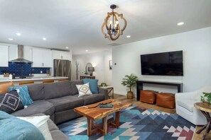 Televisión, chimenea, oficina