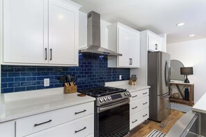 Kjøleskap, mikrobølgeovn, ovn og kokeplater