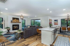 Télévision, cheminée, espaces bureaux