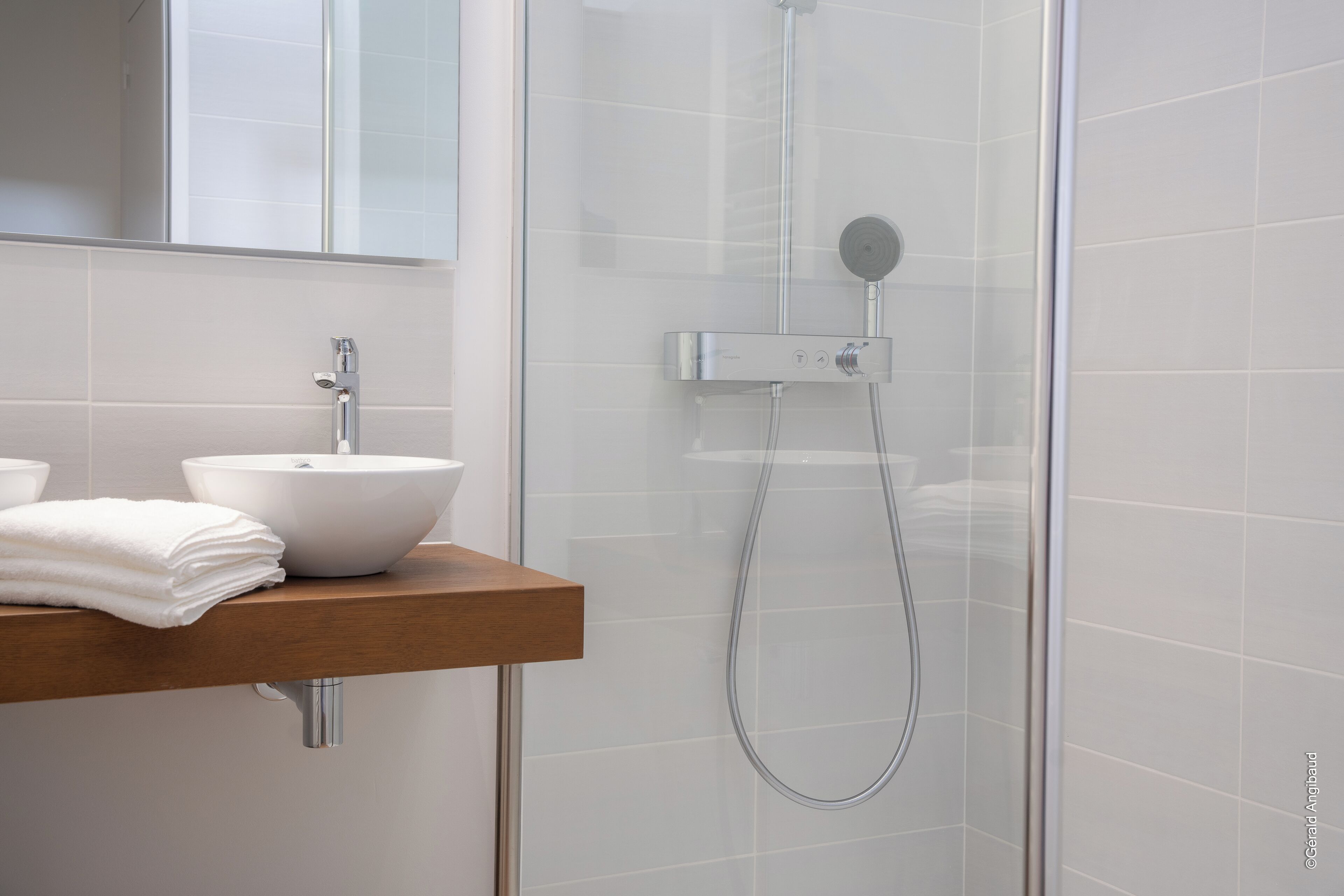 Habitación doble familiar, vista al parque | Baño | Secadora de cabello, toallas, jabón, shampoo 