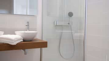 Habitación doble familiar, vista al parque | Baño | Secadora de cabello, toallas, jabón, shampoo