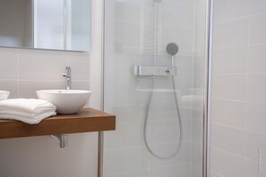 Family Double Room, Park View | Bathroom