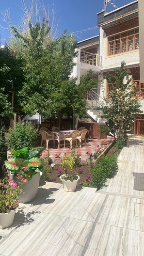 Lobby sitting area - Ser-Dung Guest House (Leh)