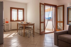 Living area - GuestHost Olbia Birght Flat with Terrace & Private Parking! (Olbia)