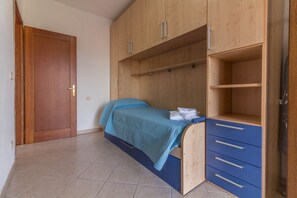 2 habitaciones, tabla de planchar con plancha, wifi y ropa de cama 