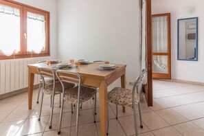 Dining - GuestHost Olbia Birght Flat with Terrace & Private Parking! (Olbia)