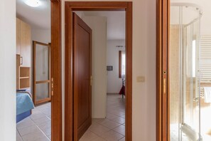 Shower, hair dryer, bidet - GuestHost Olbia Birght Flat with Terrace & Private Parking! (Olbia)