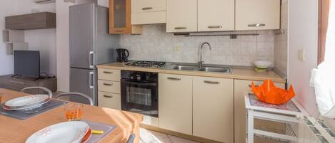 Réfrigérateur, four, plaque de cuisson