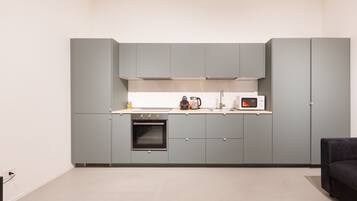 Frigorifero, microonde, forno, piano cottura