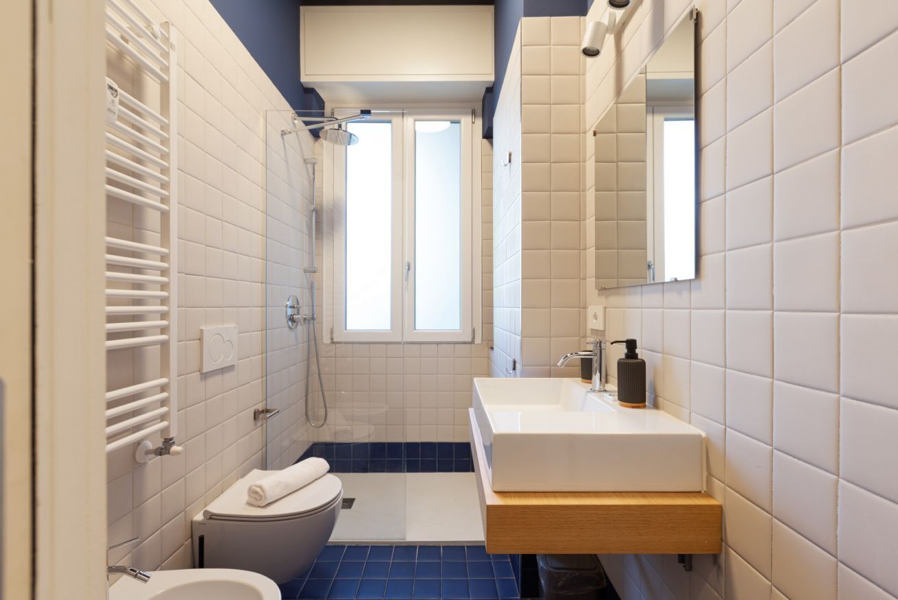 Ducha, secador de pelo, bidet, toallas