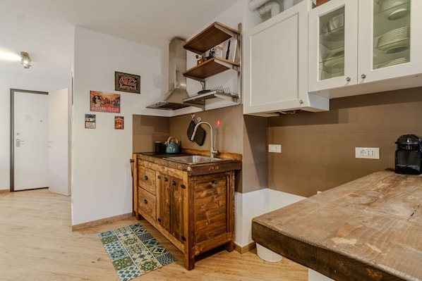 Kühlschrank, Herdplatte, Toaster, Kochgeschirr/Geschirr/Besteck