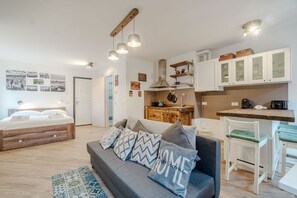 Unclassified image, 3 of 18, button