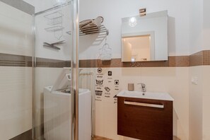 Douche, sèche-cheveux, bidet, serviettes fournies