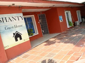 Vista frontal de la propiedad