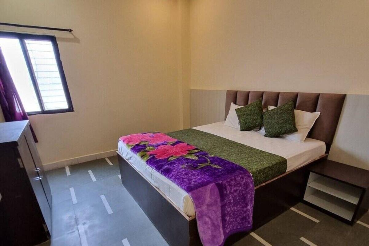 Une chambre à coucher avec un lit, une fenêtre et une porte.