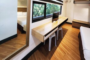 Deluxe kamer (Queen) | Een bureau, gratis wifi, beddengoed