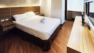 Escritorio, wifi gratis y ropa de cama