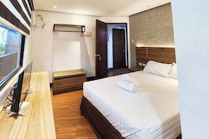Deluxe Queen Room | Desk, free WiFi, bed sheets