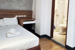 Desk, free WiFi, bed sheets - Boulevard Pension Hotel powered by Cocotel (Cebu City)