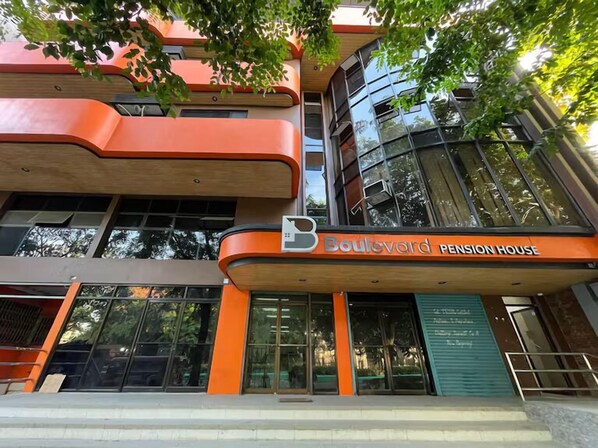 Vista frontal de la propiedad