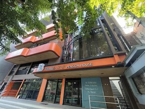 Vista frontal de la propiedad