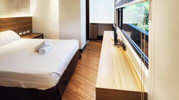 Deluxe Queen Room | Desk, free WiFi, bed sheets