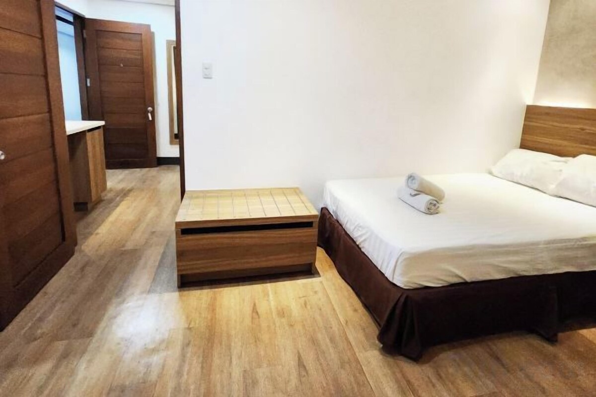 Desk, WiFi (free), bed sheets