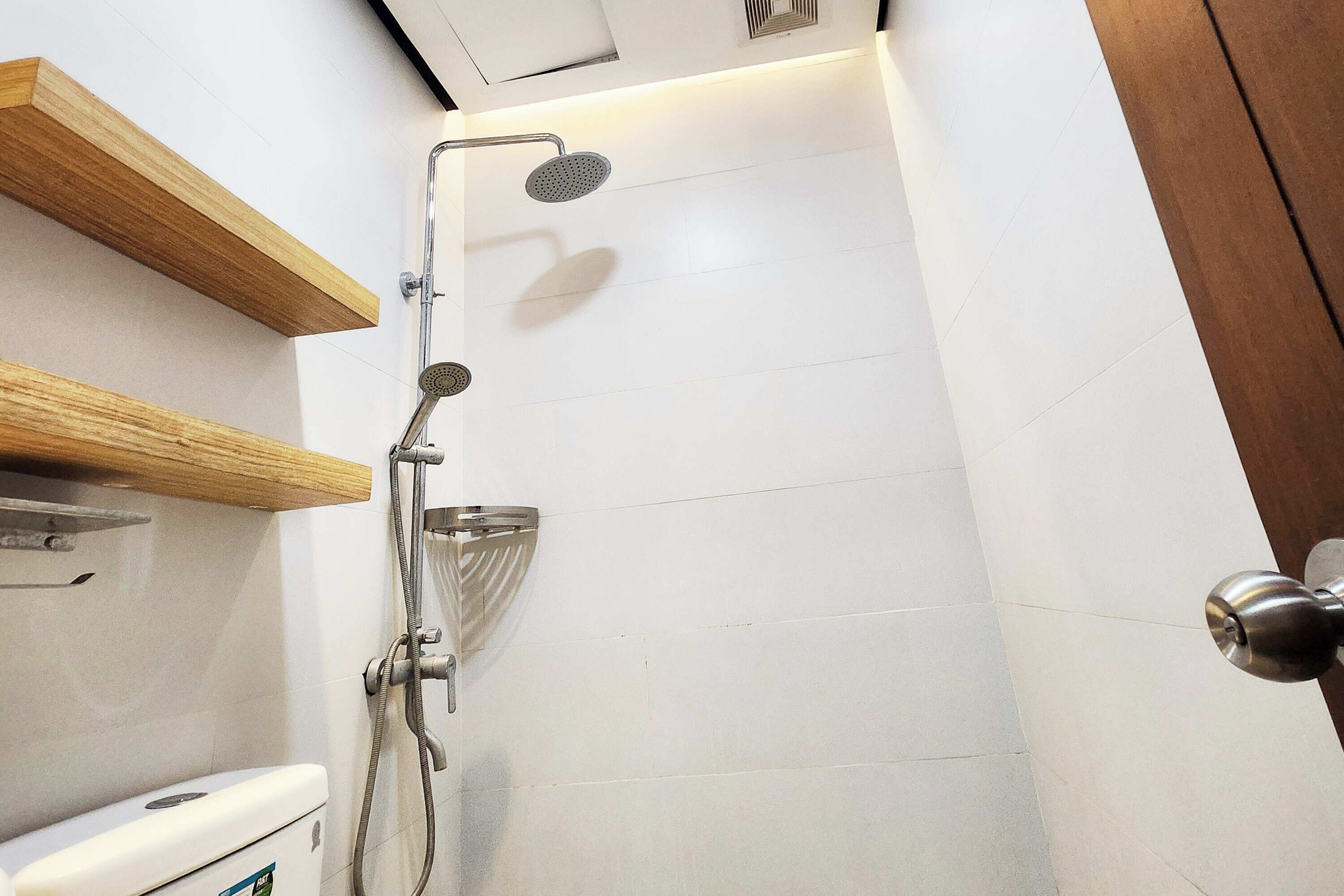 Standard-Zweibettzimmer | Badezimmer | Dusche, Regendusche, Handtücher