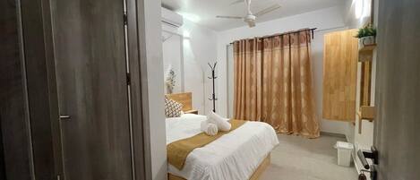 3 bedrooms, iron/ironing board, WiFi, bed sheets