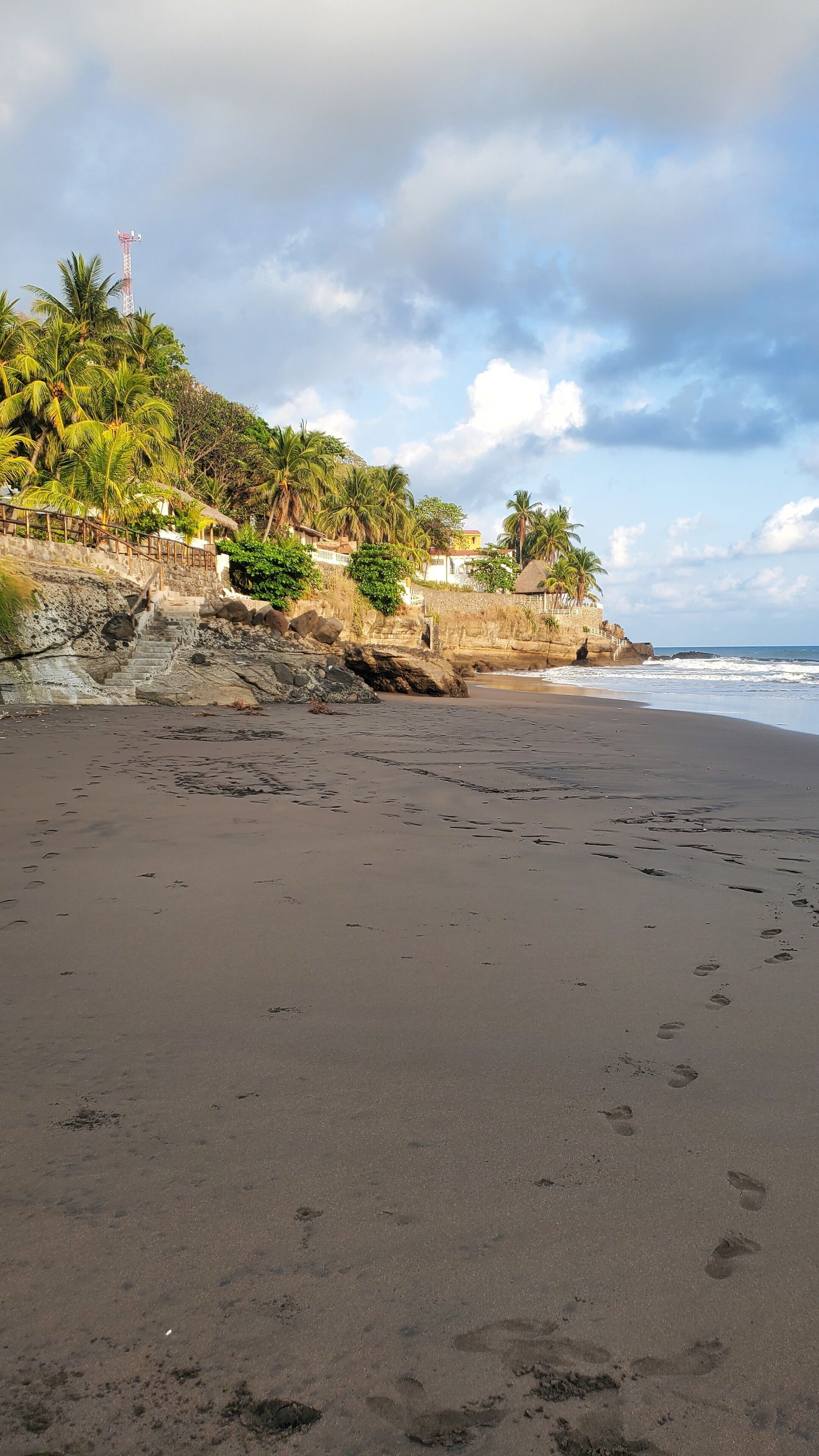Playa privada cerca y arena negra