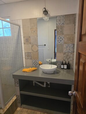 House | Bathroom | Towels, soap, shampoo, toilet paper - Little Beach House (Tamanique)
