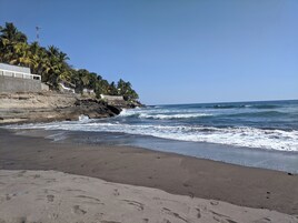 Playa privada en los alrededores, arena negra