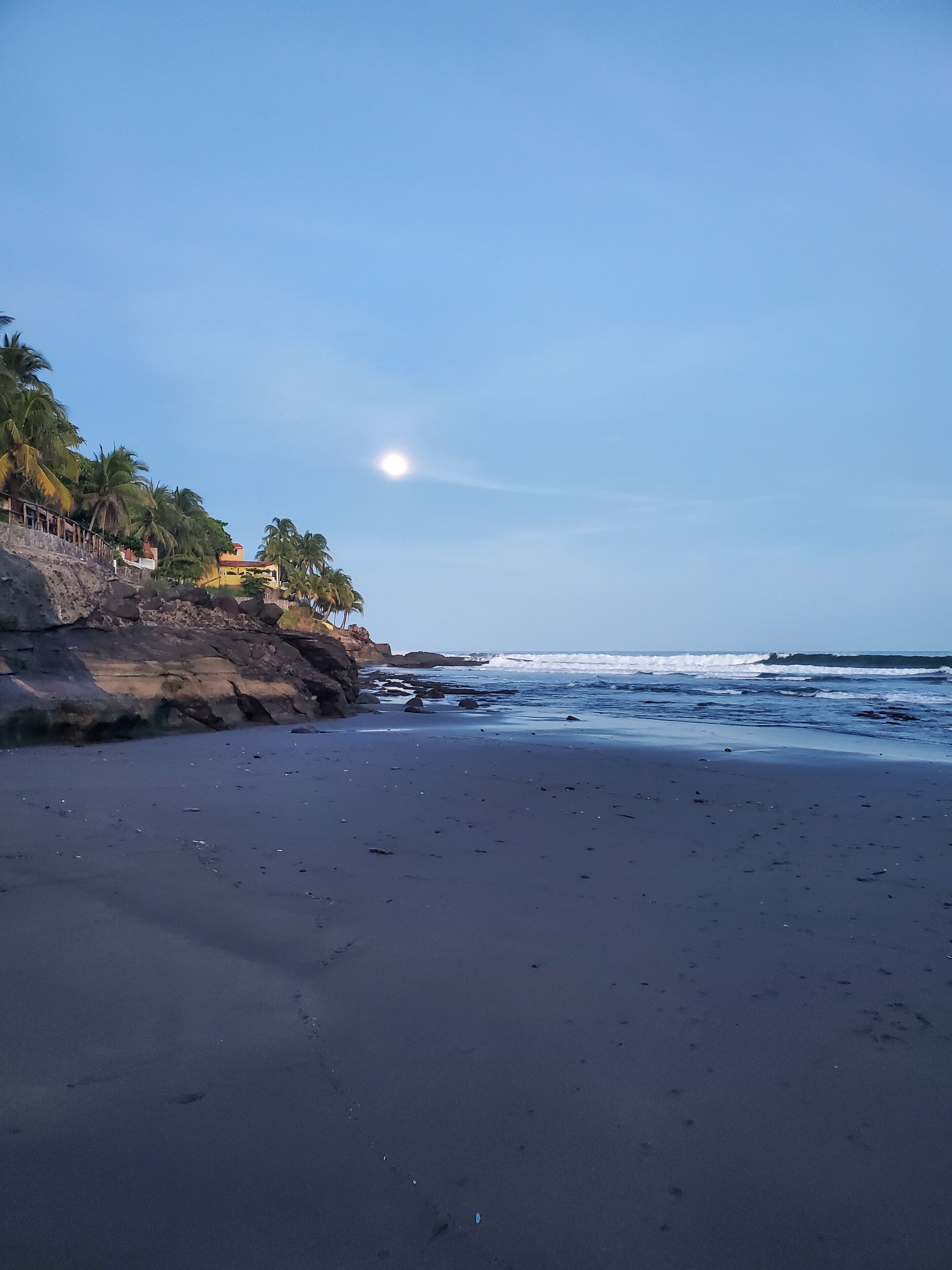 Privatstrand in der Nähe, schwarzer Sandstrand