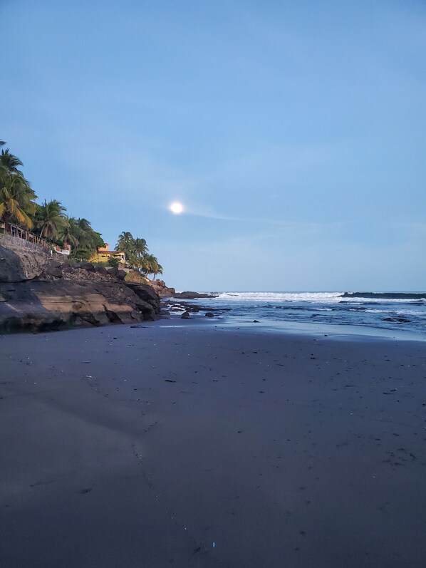Plage privée à proximité, sable noir