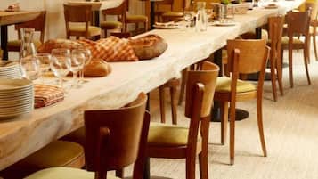 Sarapan prasmanan setiap hari (EUR 10 per orang)